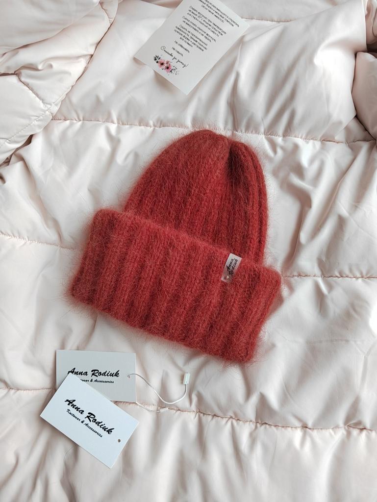 Шапка с отворотом в наличии