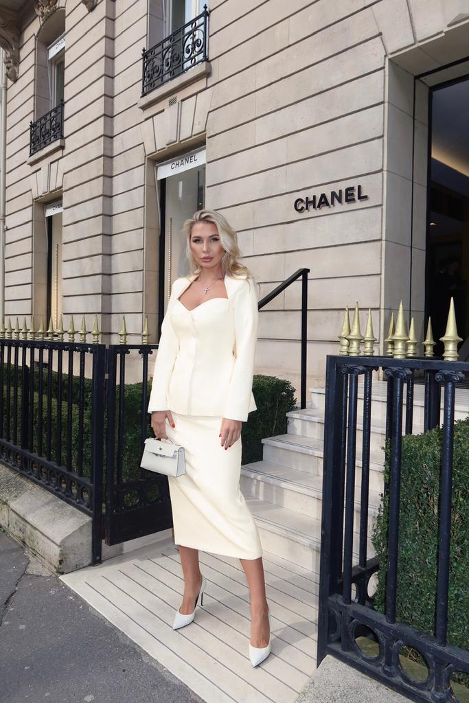 Костюм с юбкой миди молочный