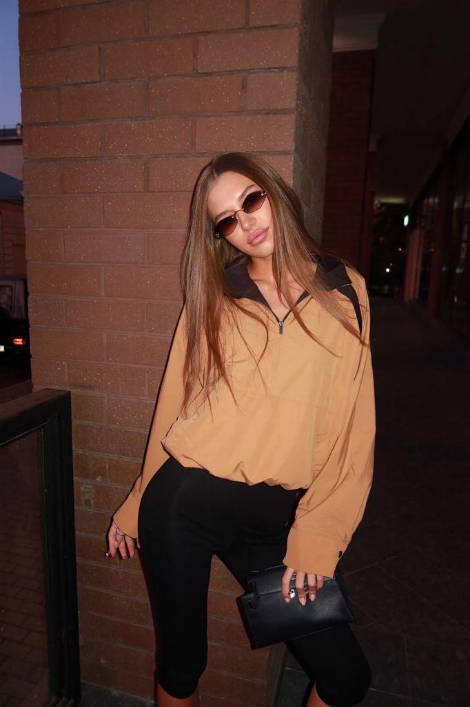 Бомбер бежевый