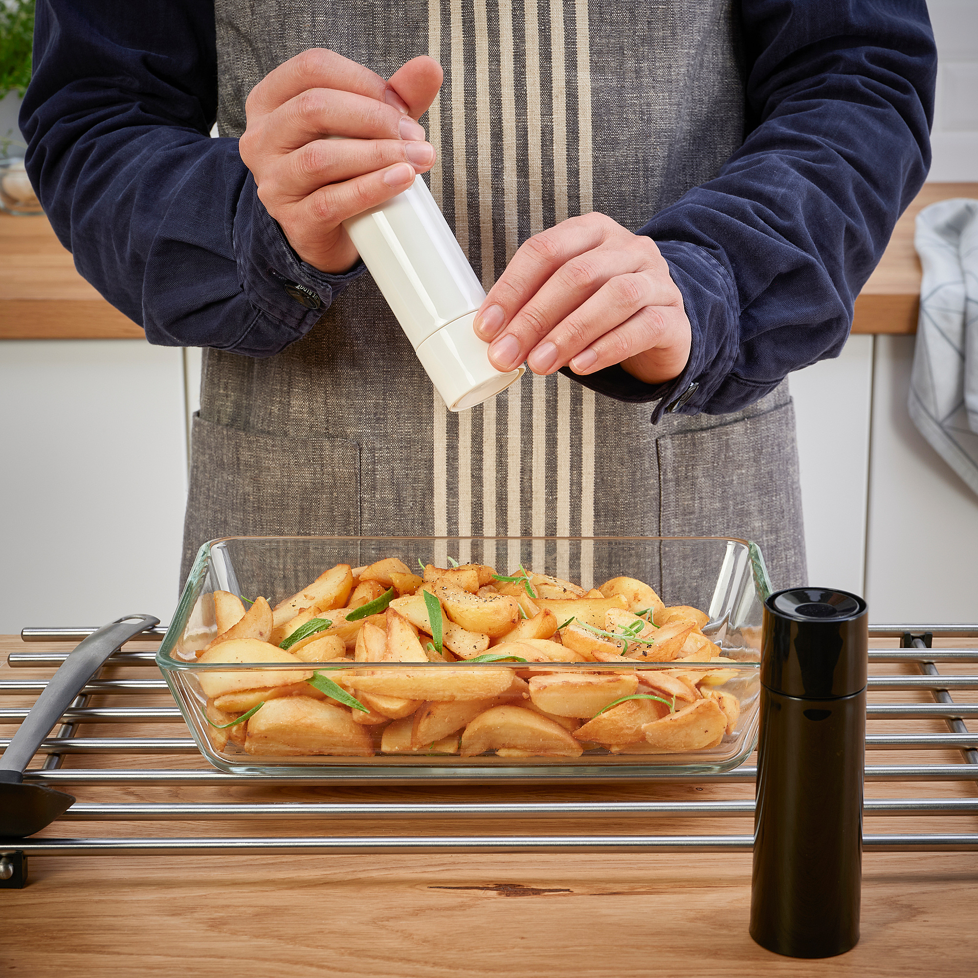 BARNASINNE IKEA Мельница для специй, 14 см, черный/белый