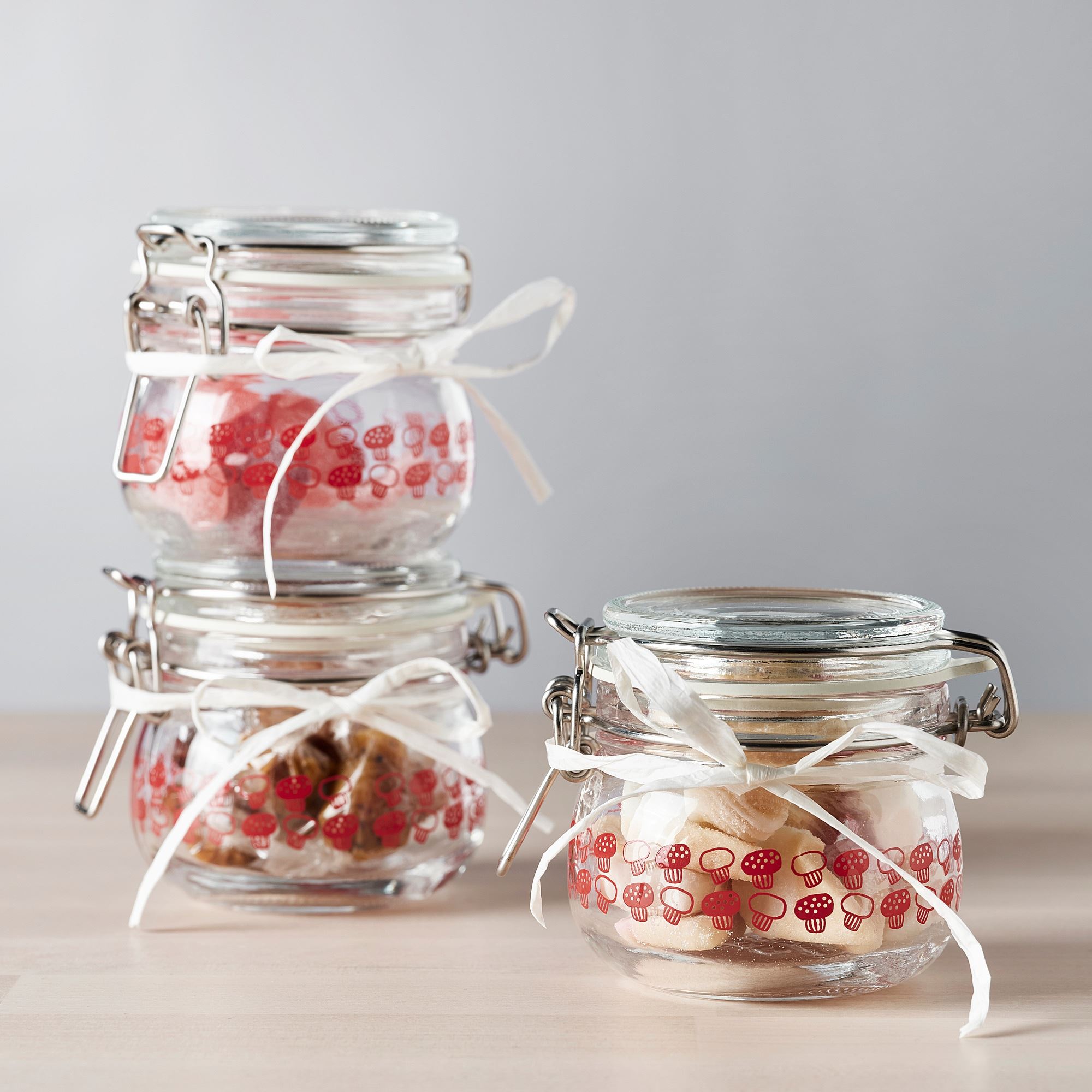 KORKEN IKEA КОРКЕН Qapaqlı banka, şəffaf şüşə, qırmızı şəkilli, 130 ml.