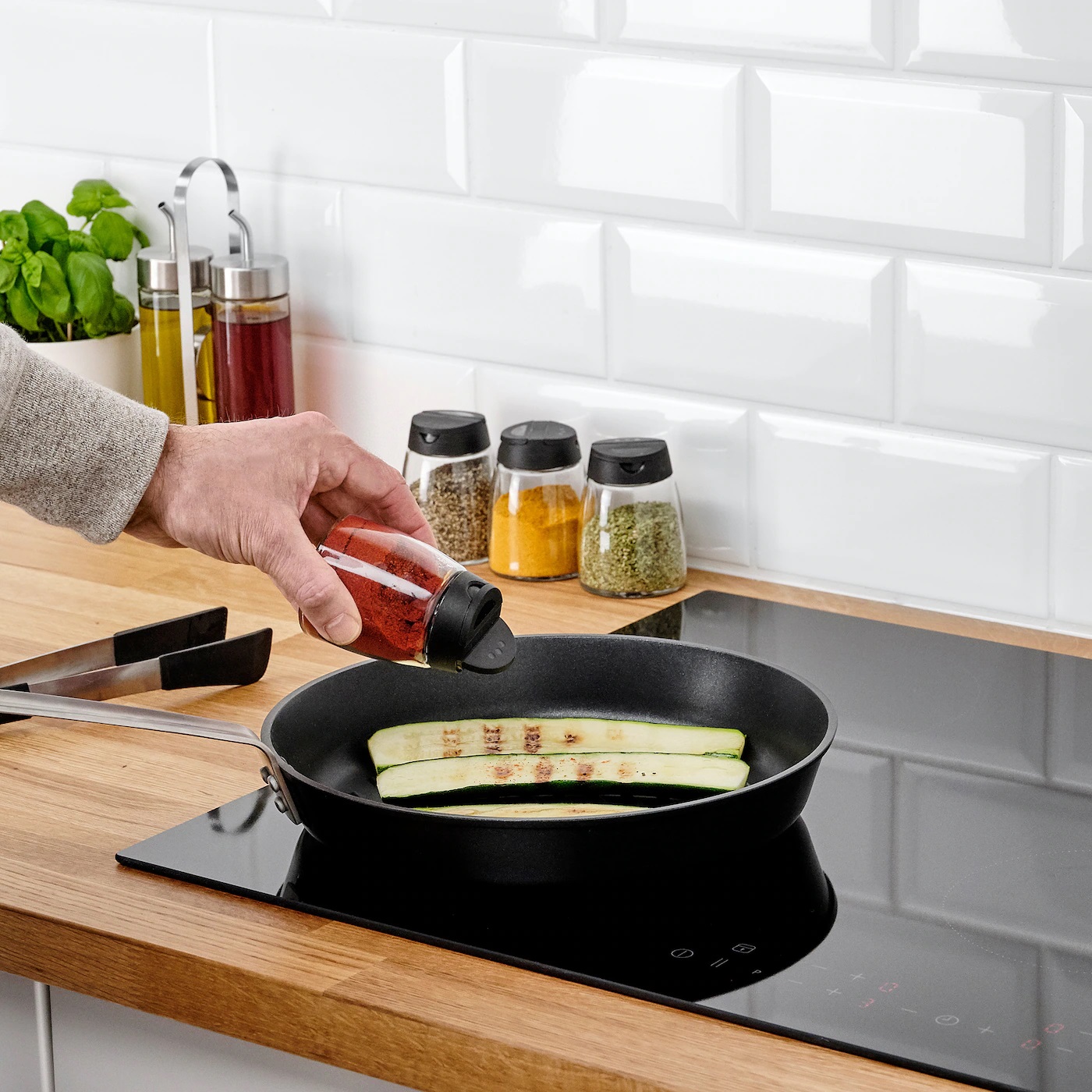 IKEA 365+ IHARDIG Ədviyyat qabı, şüşə/qara 150 ml.