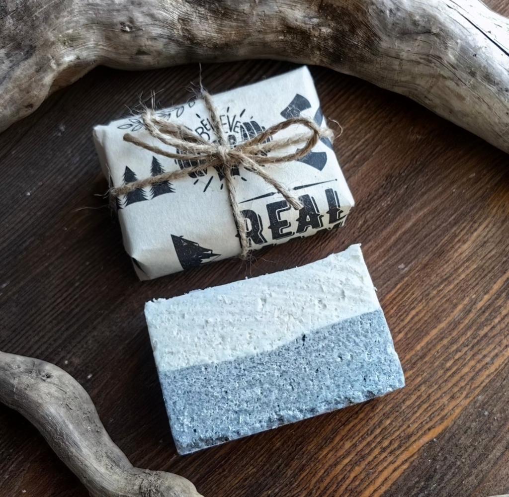 Соляное мыло с розмарином, углем и каменной солью