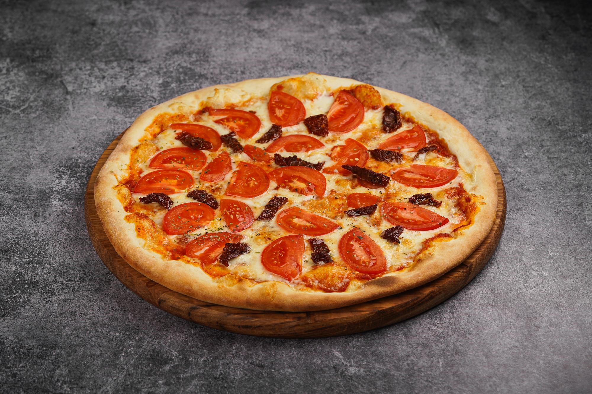 Пицца "Маргарита с вялеными томатами"