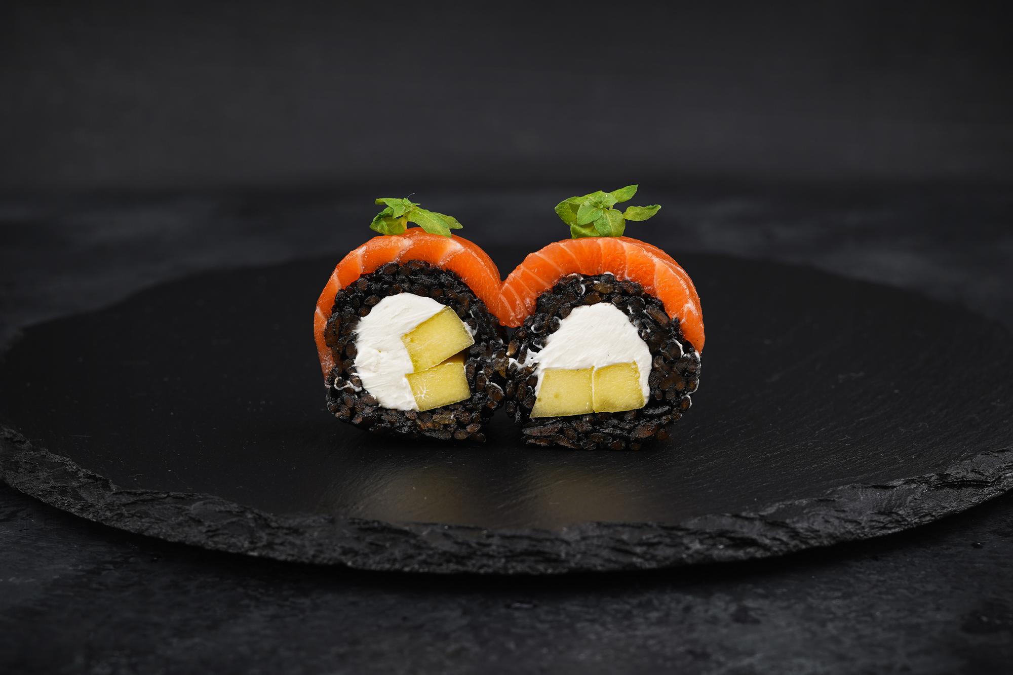 Ролл с лососем и манго