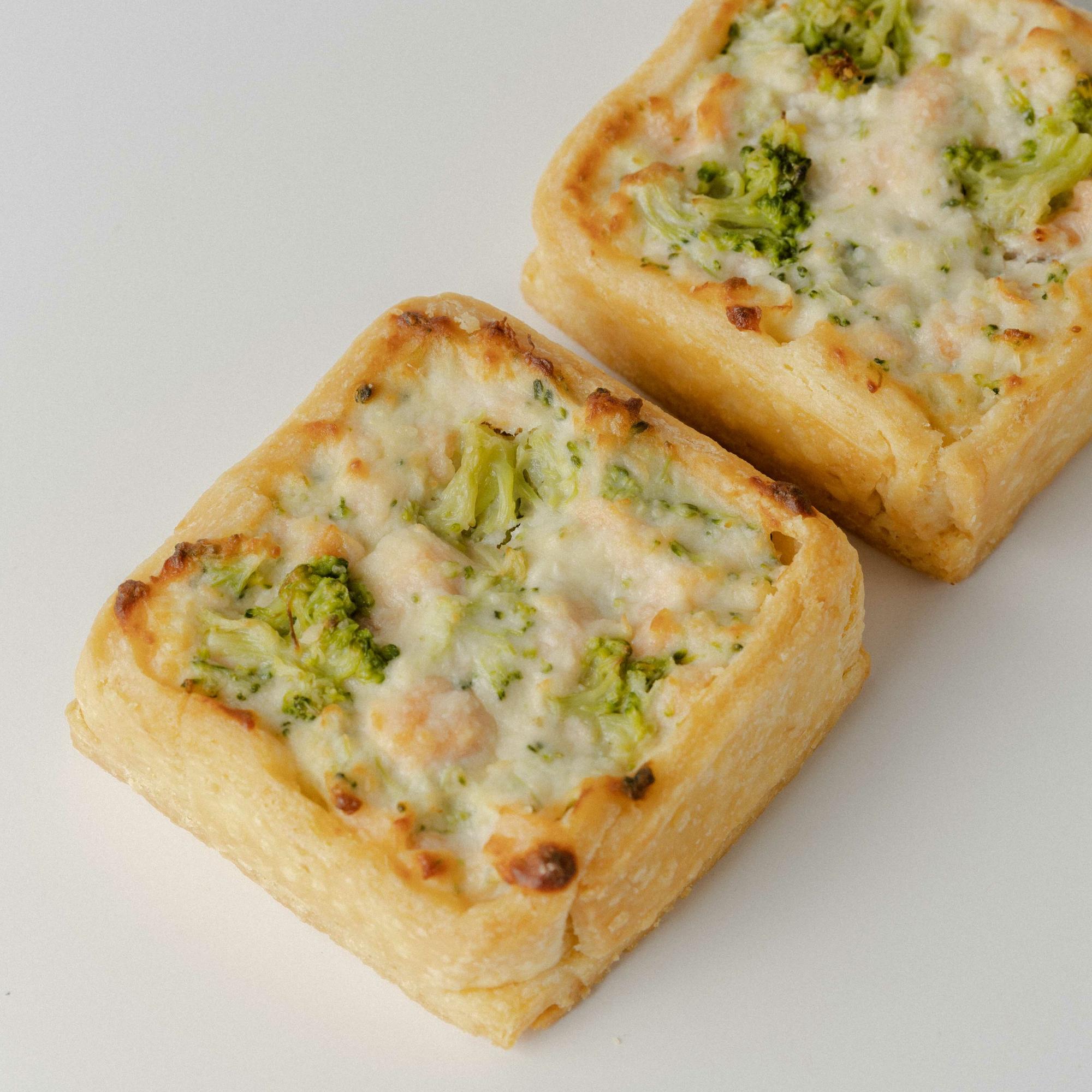 Киш с лососем и брокколи, 1 шт / 65 гр