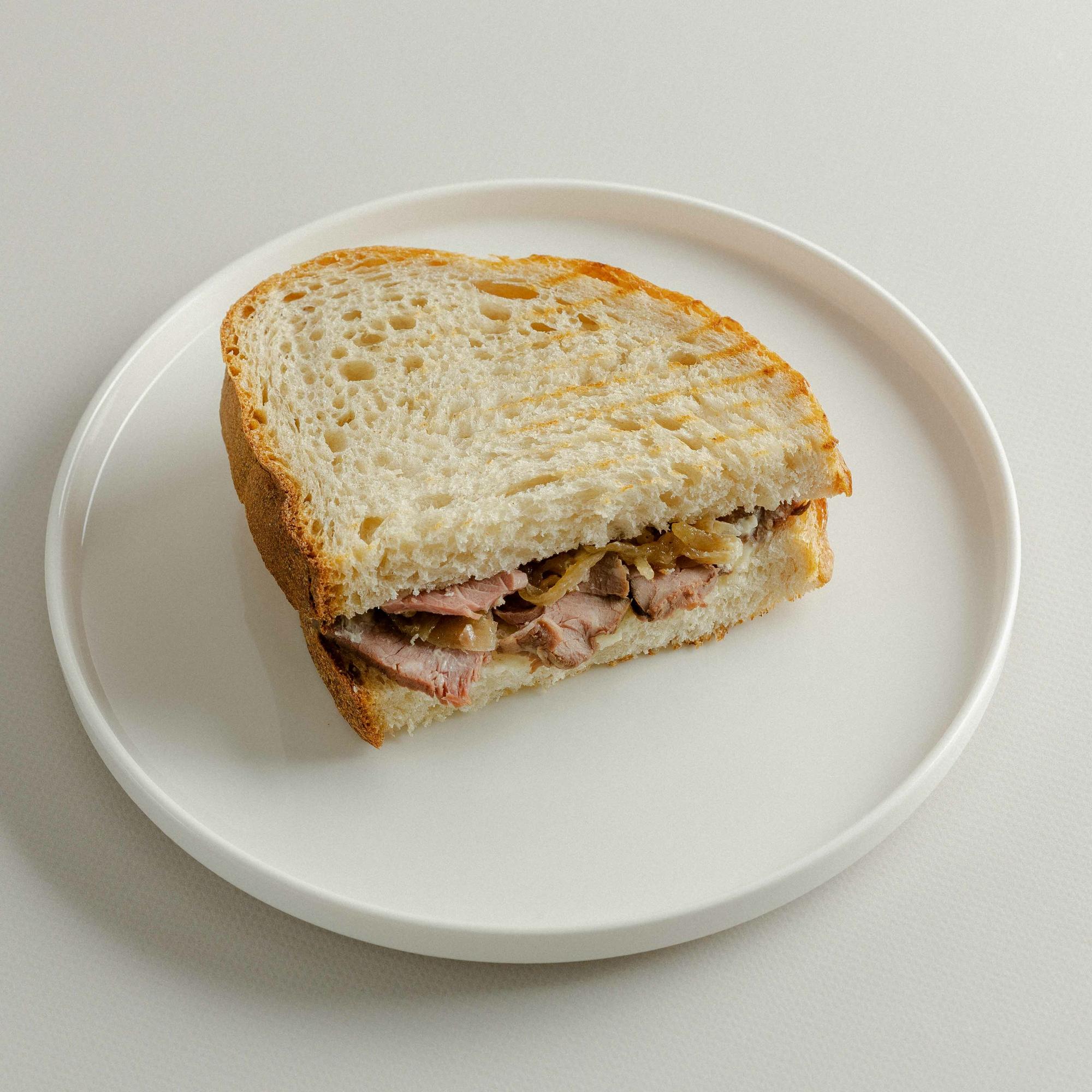 Тартин с ростбифом и луковым джемом, 180 гр