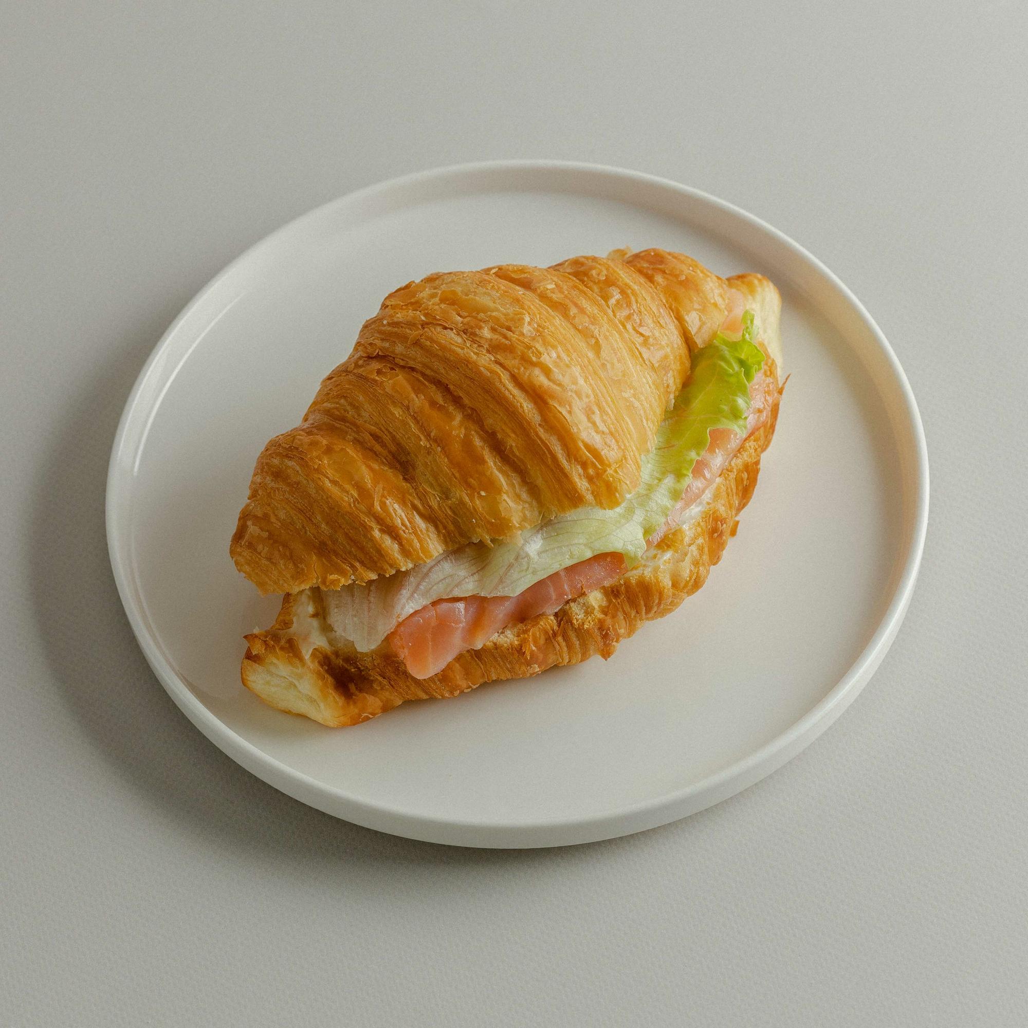 Круассан с лососем, 130 гр