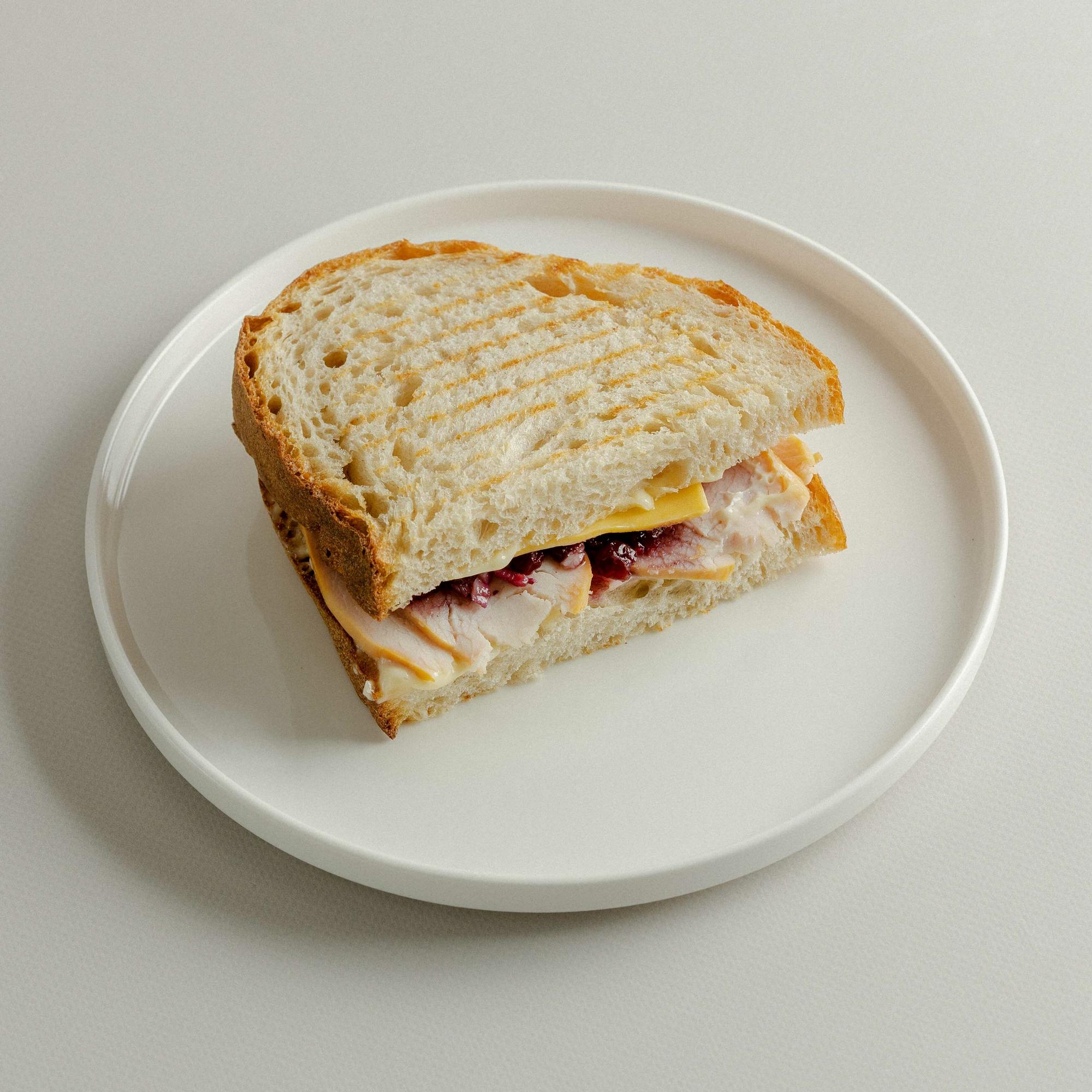 Тартин с курицей и брусничным соусом, 180 гр