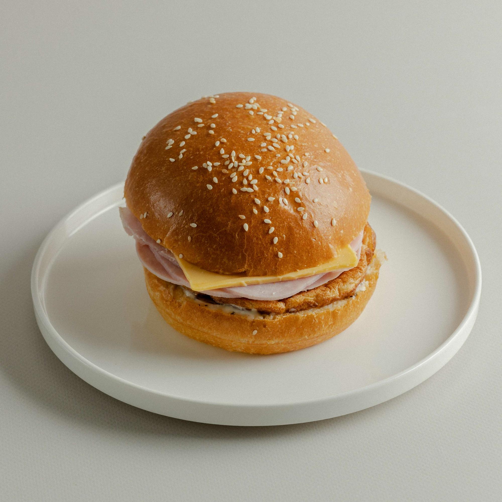 Булочка для завтрака с ветчиной, 200 гр