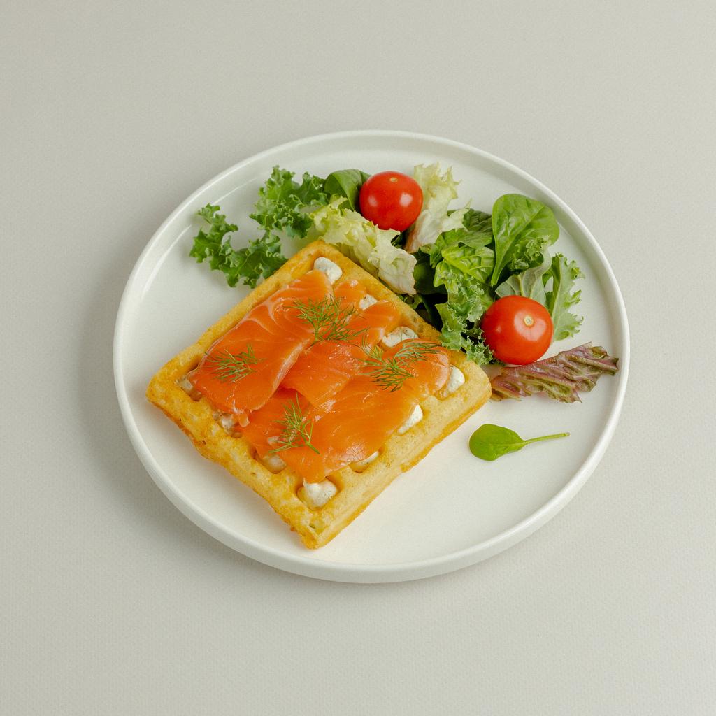 Кабачковая вафля с лососем и кремчизом, 130 гр