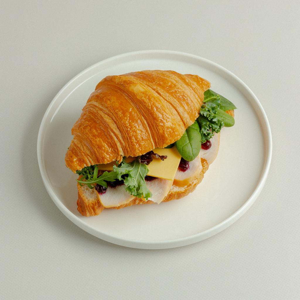 Круассан с курицей и брусникой, 150 гр