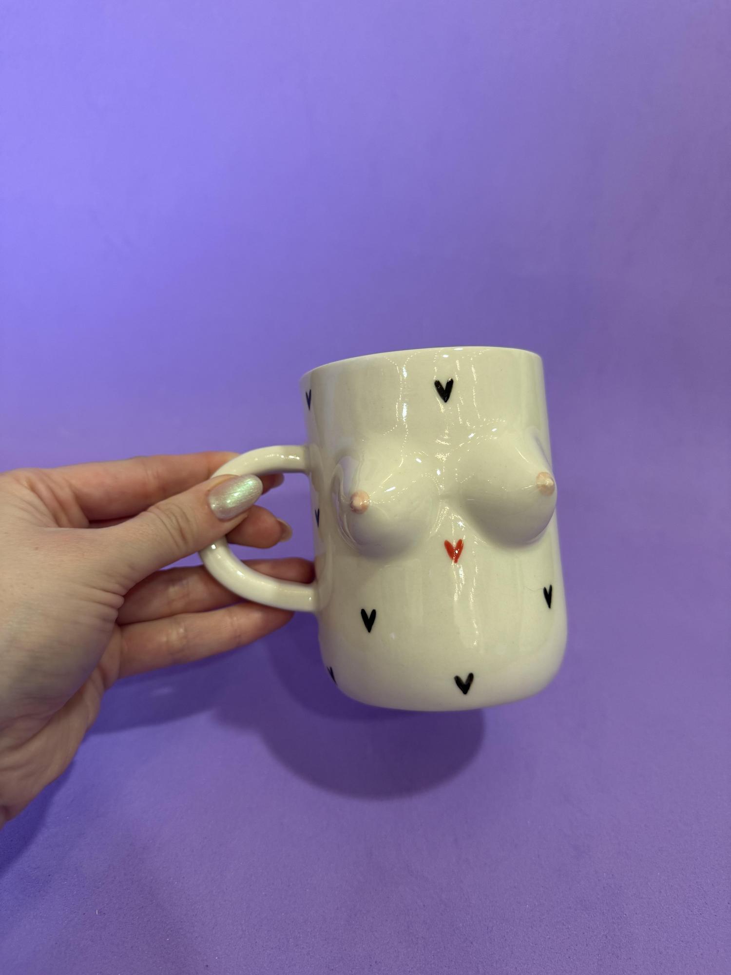 Кружка с черными сердечками