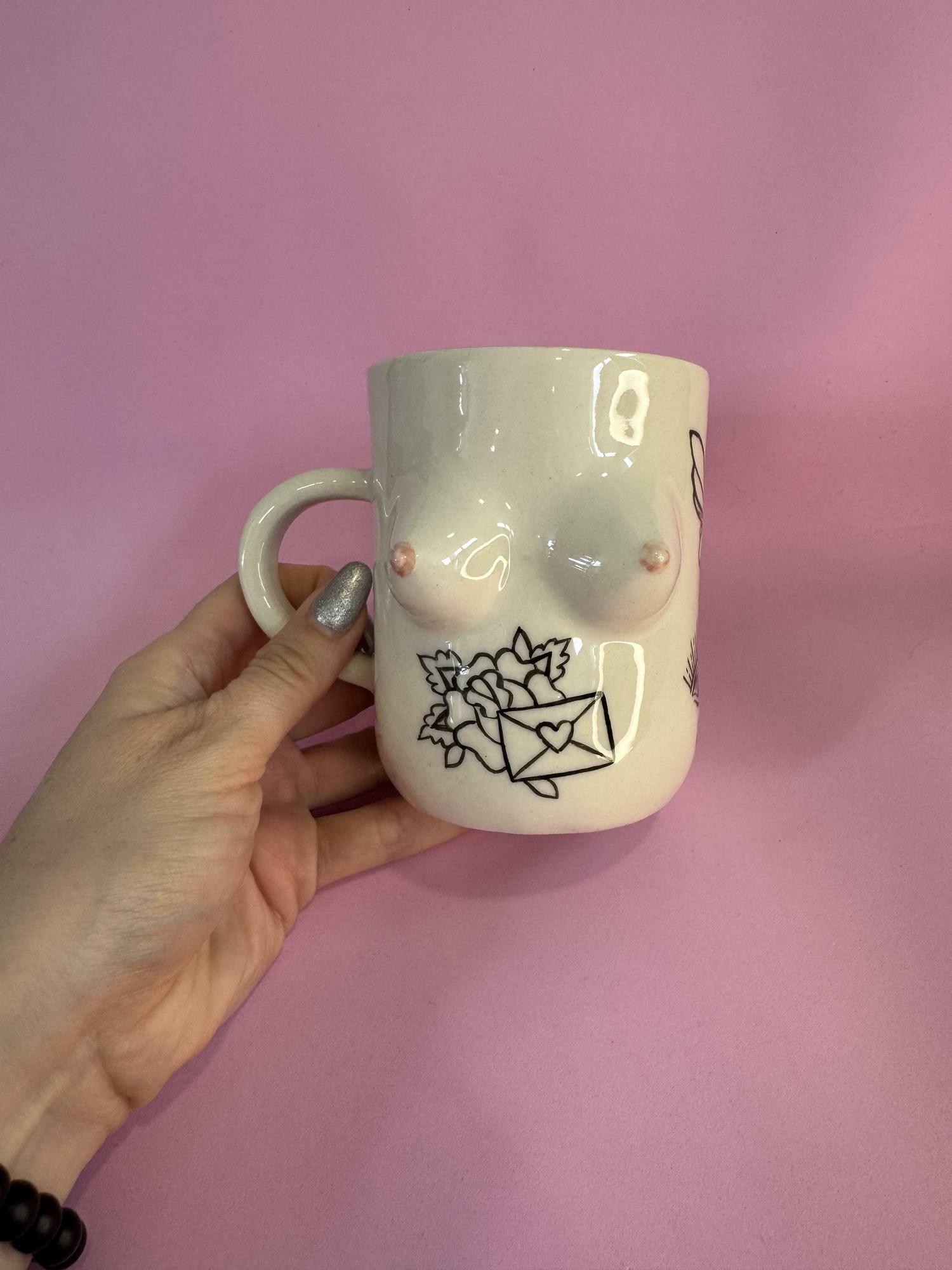 Кружка с черными татуировками