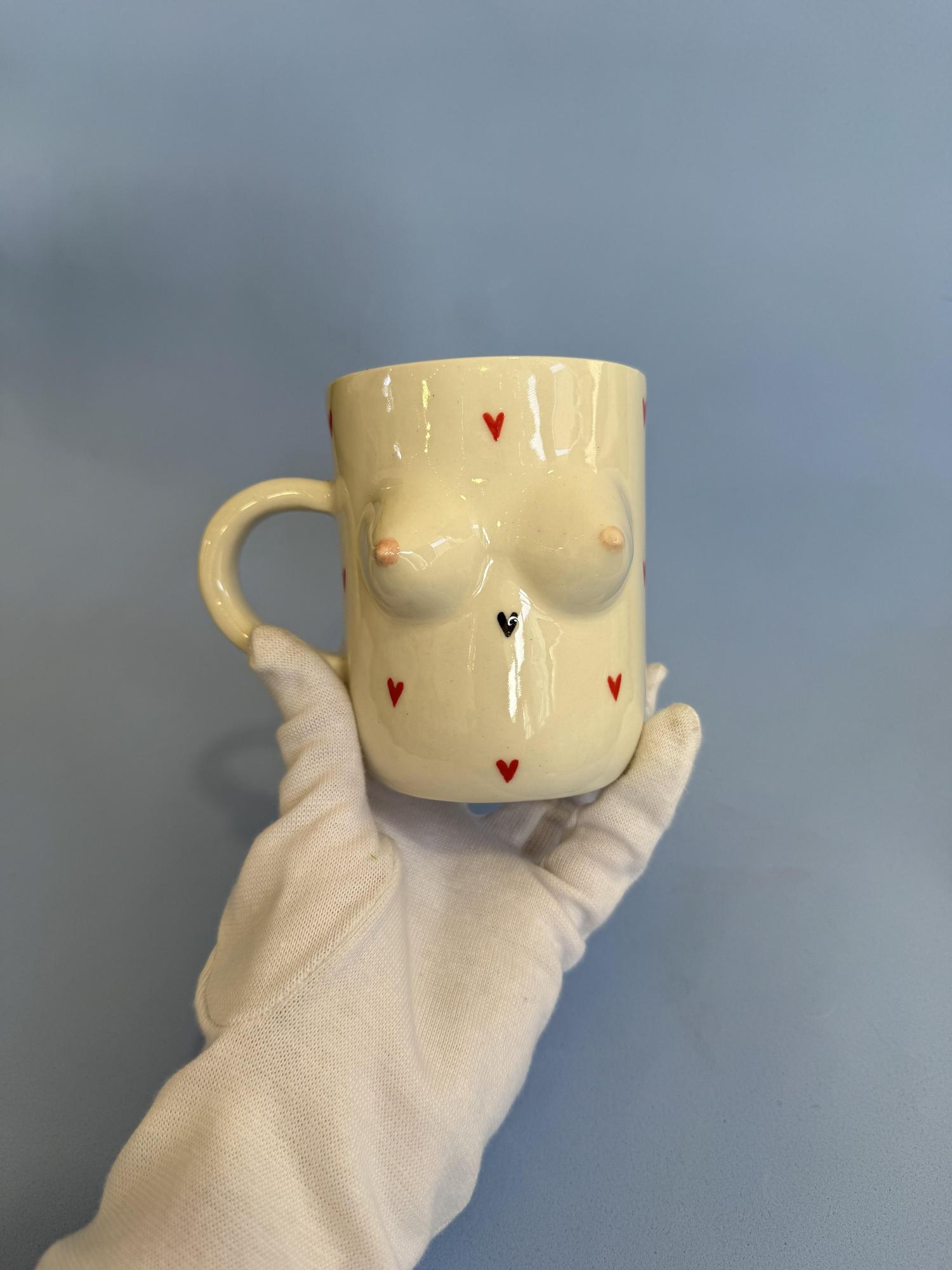 Кружка с красными сердечками