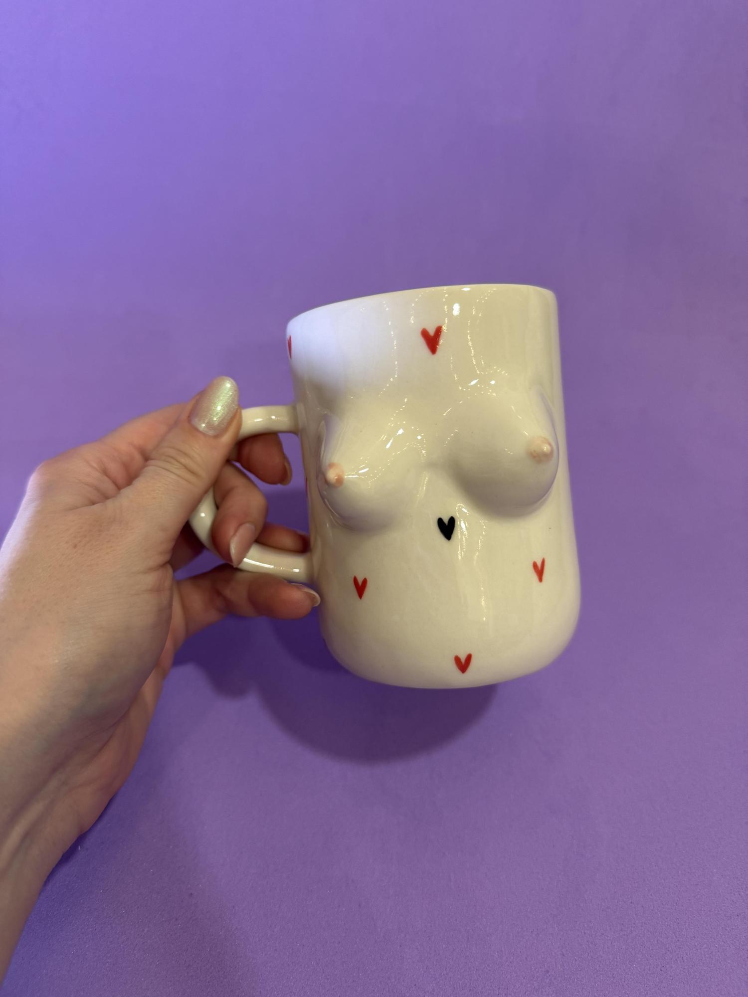 Кружка с красными сердечками