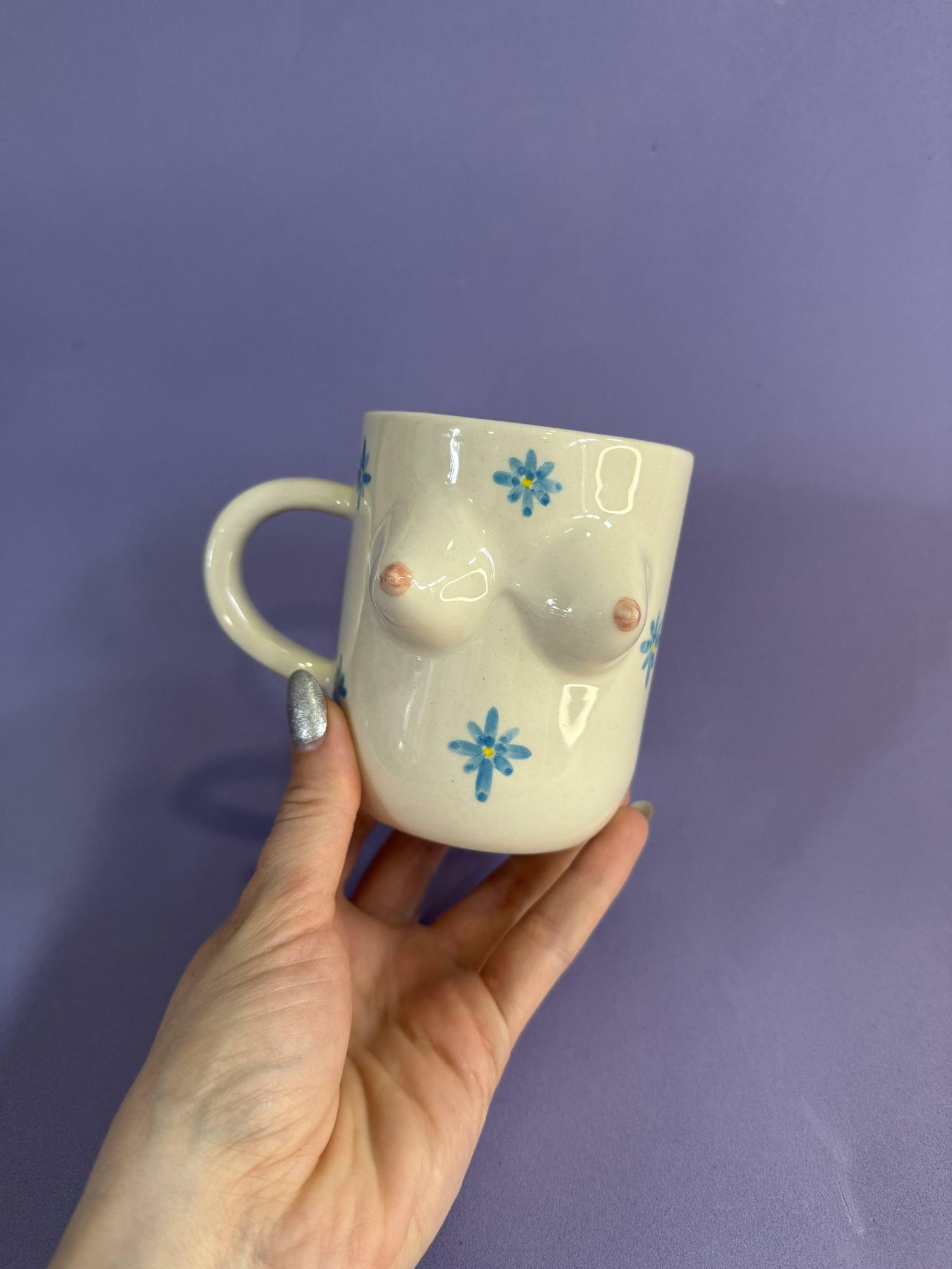 Кружка с голубыми цветами