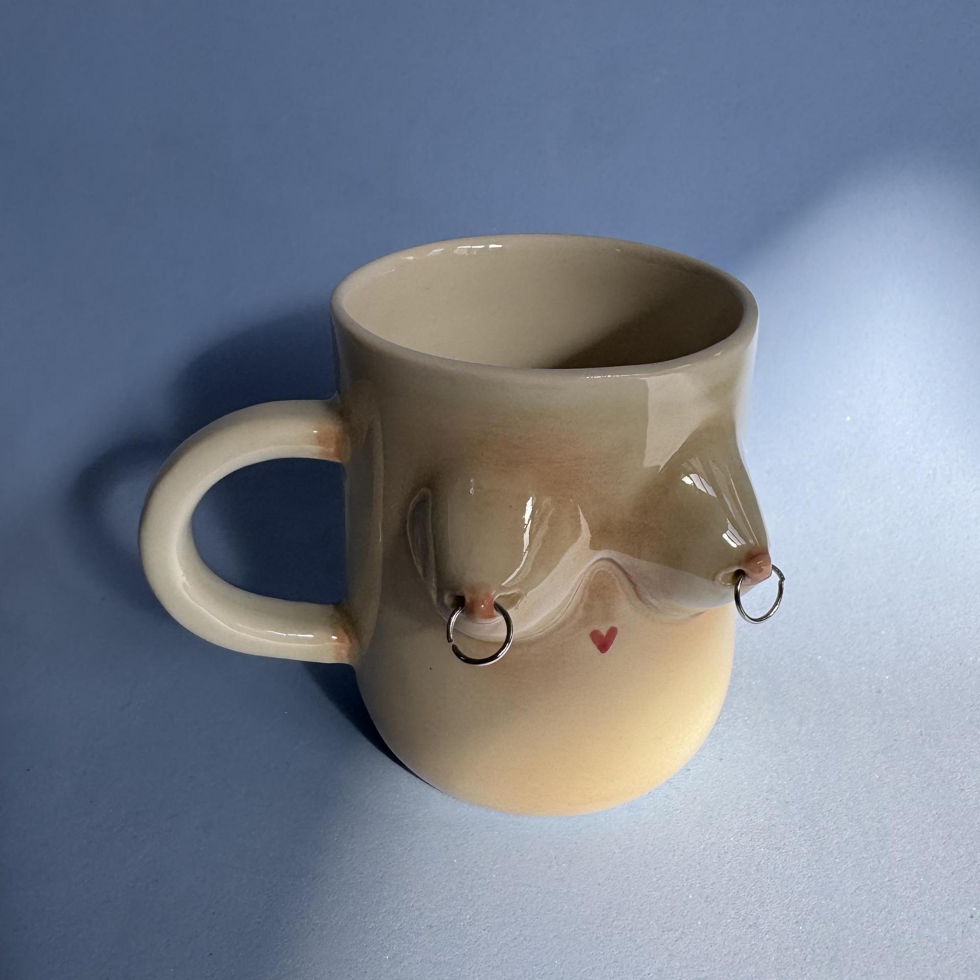 Кружка топлес с пирсингом