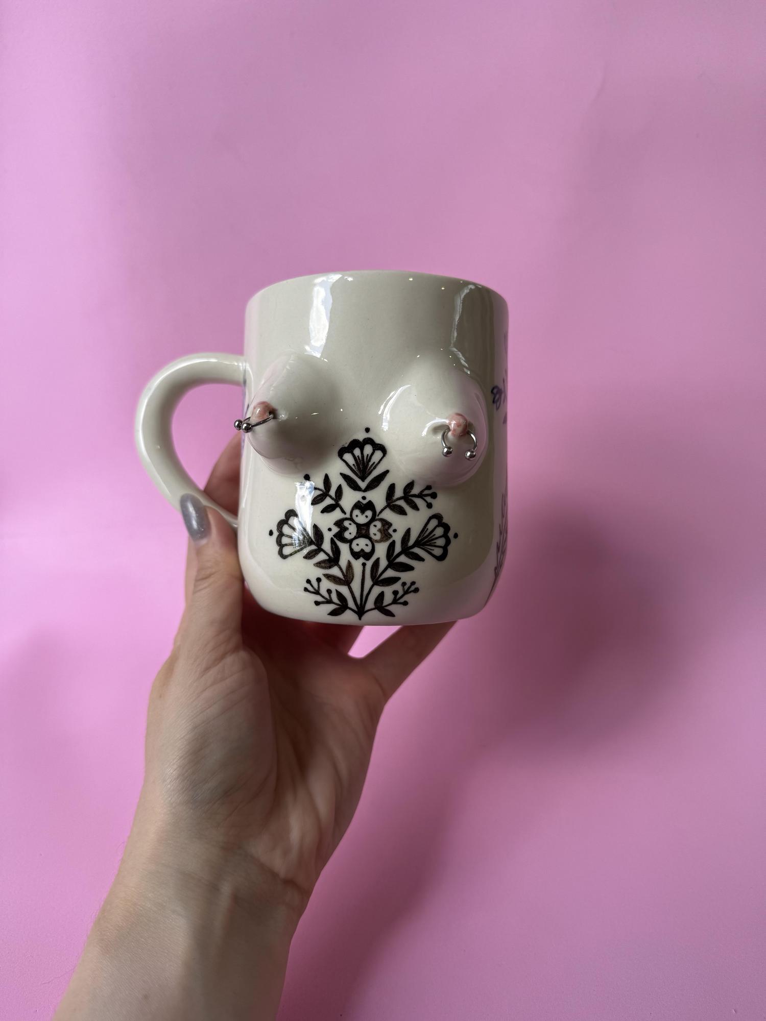 Кружка с татуировками и пирсингом