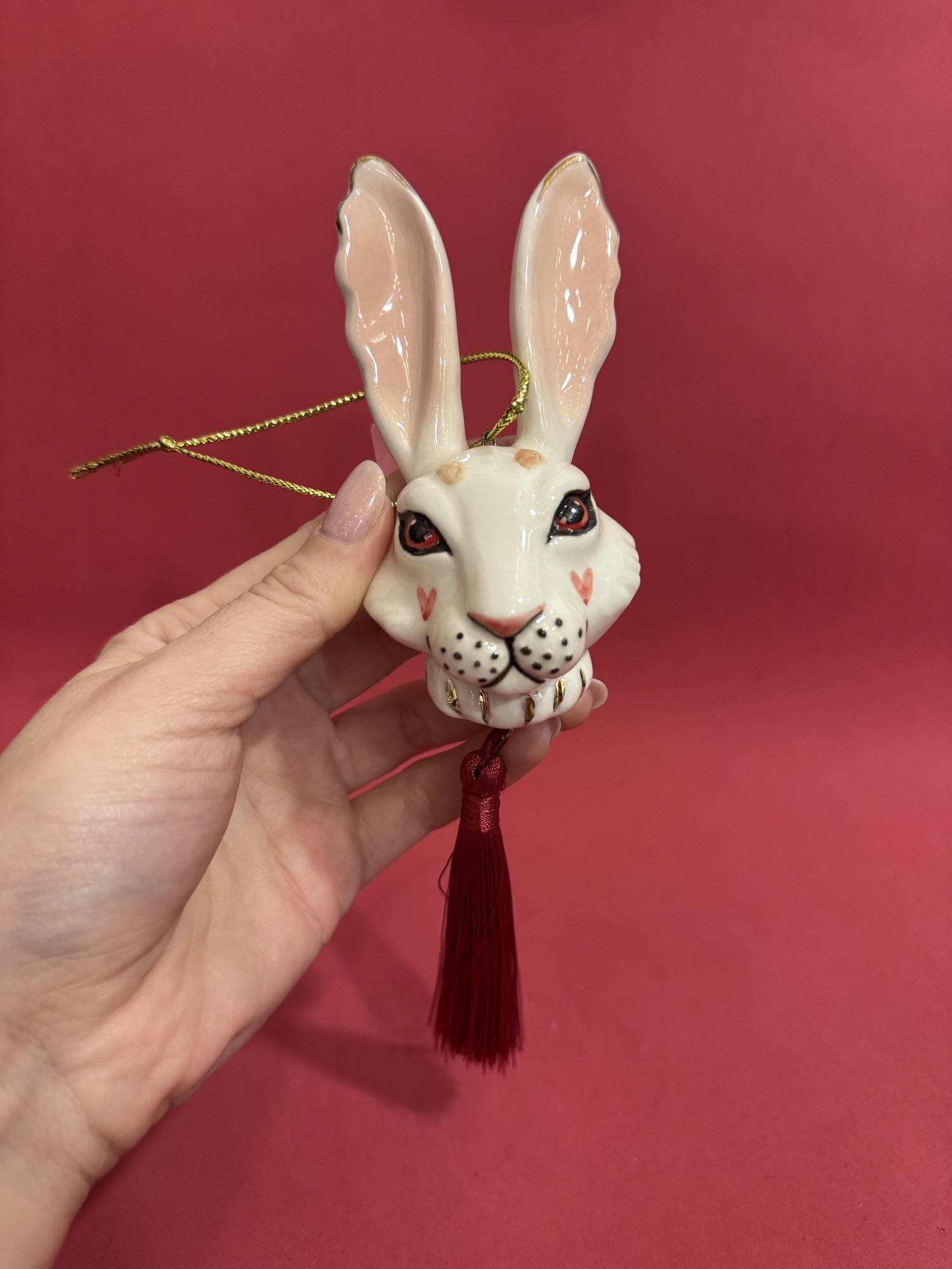 Заяц-альбинос с кисточкой