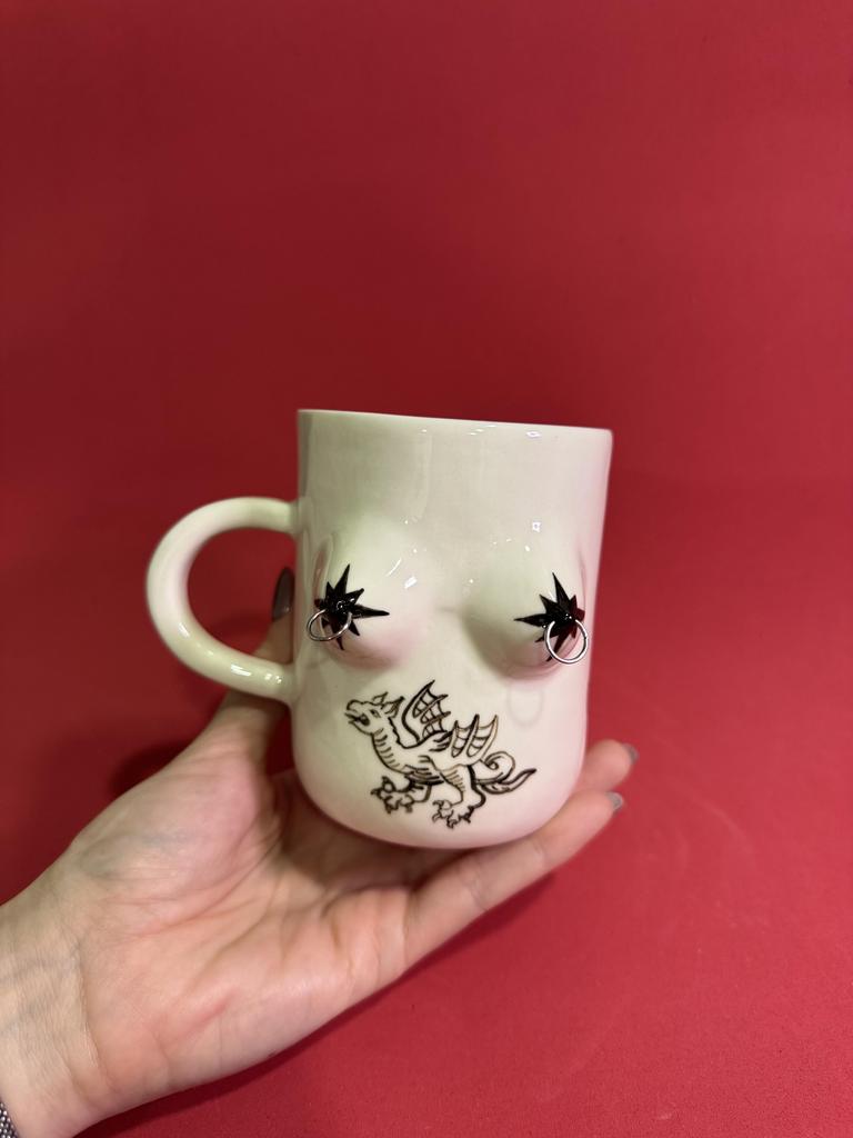 Кружка с татуировками и пирсингом