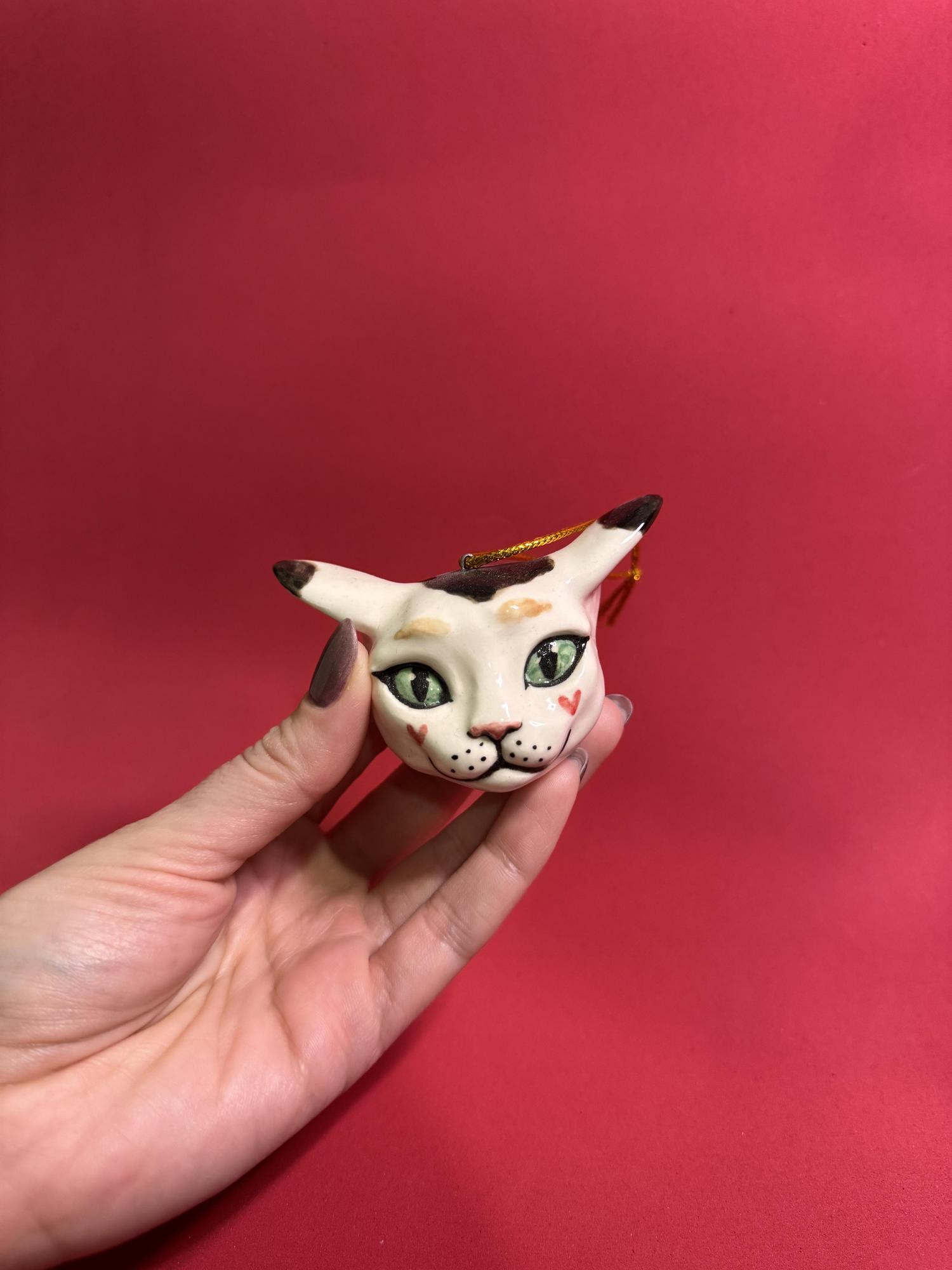 Белый кот с пятнышками