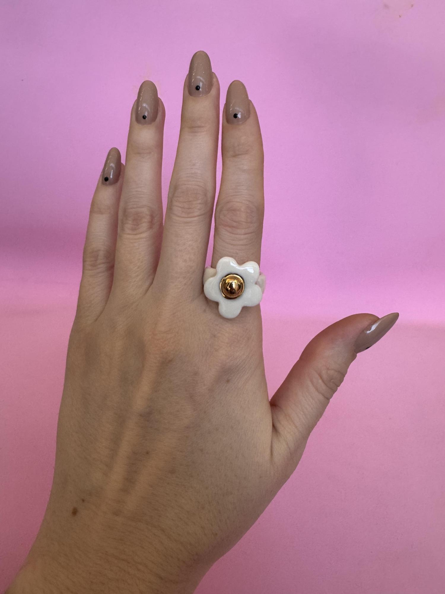 Кольцо керамическое с цветком