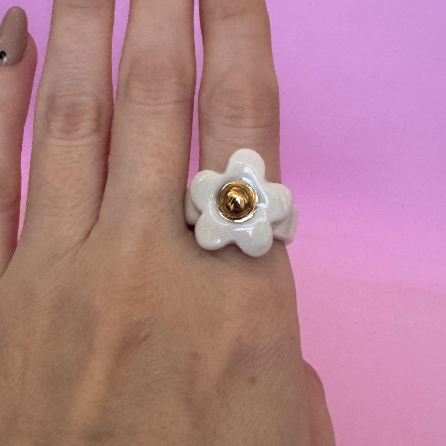 Кольцо керамическое с цветком