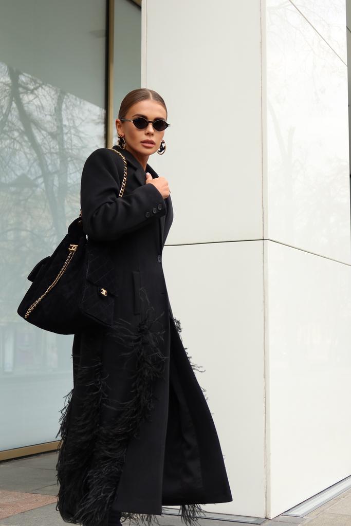 Пальто с перьями боа черный