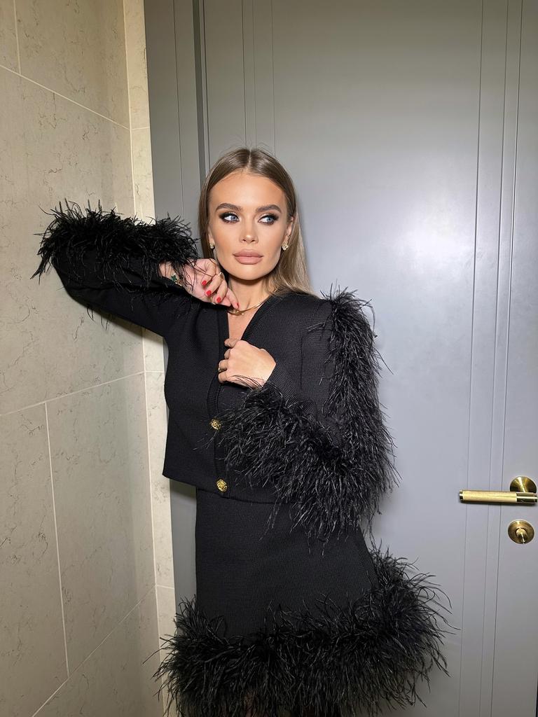 Трикотажный костюм с перьями боа