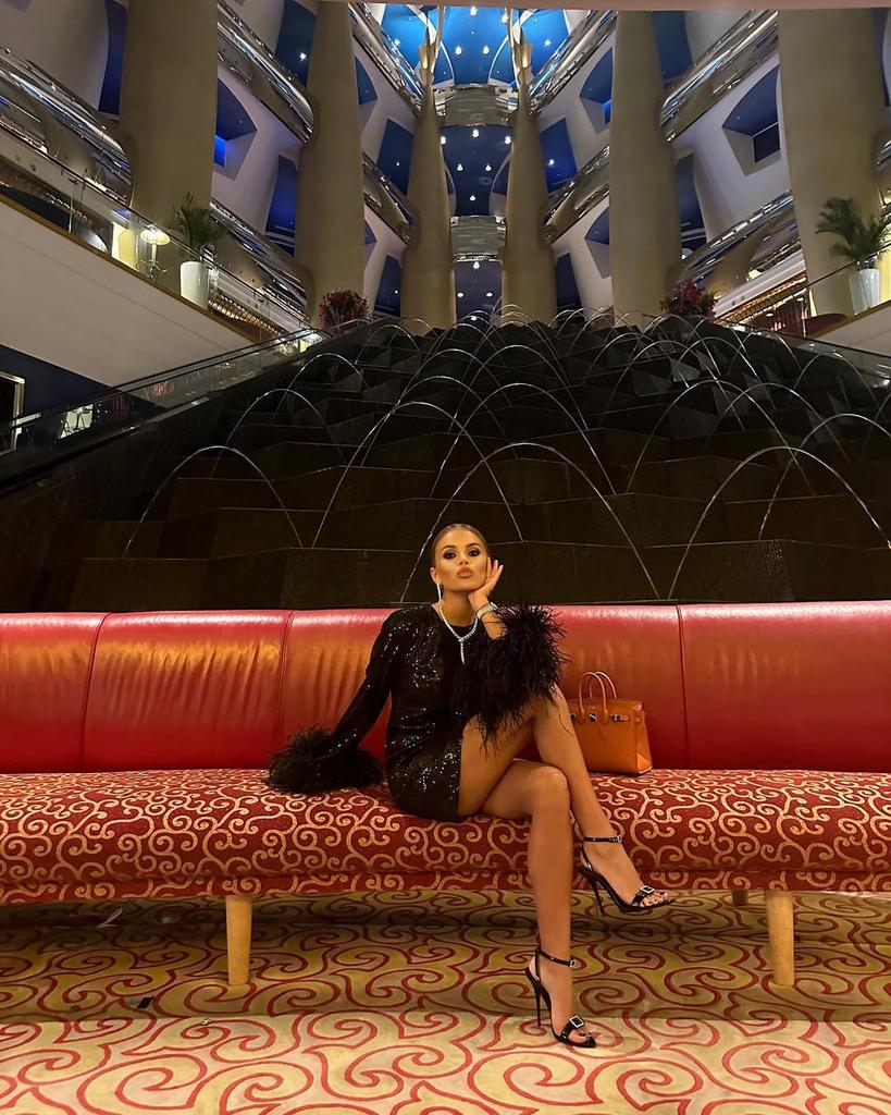 Платье в пайетку с перьями боа черный