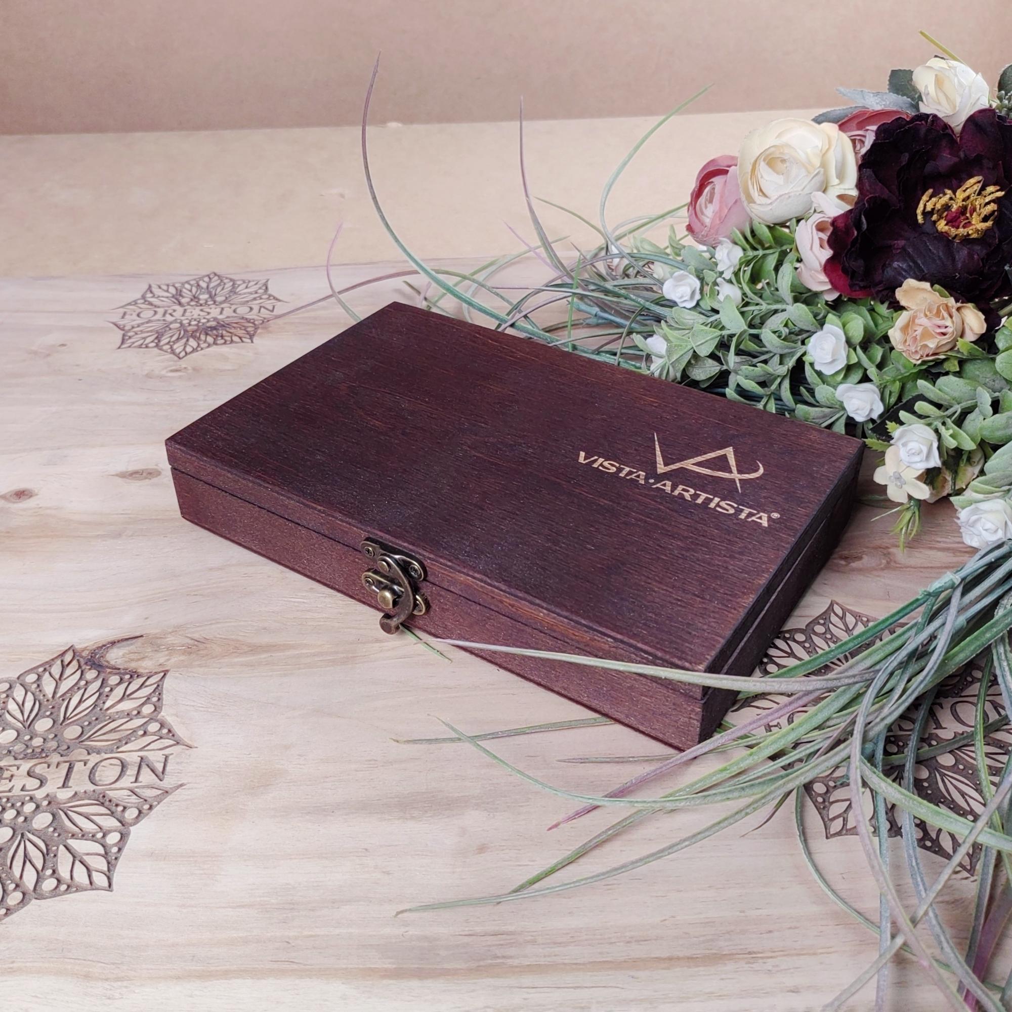 Деревянная шкатулка с логотипом на фурнитуре