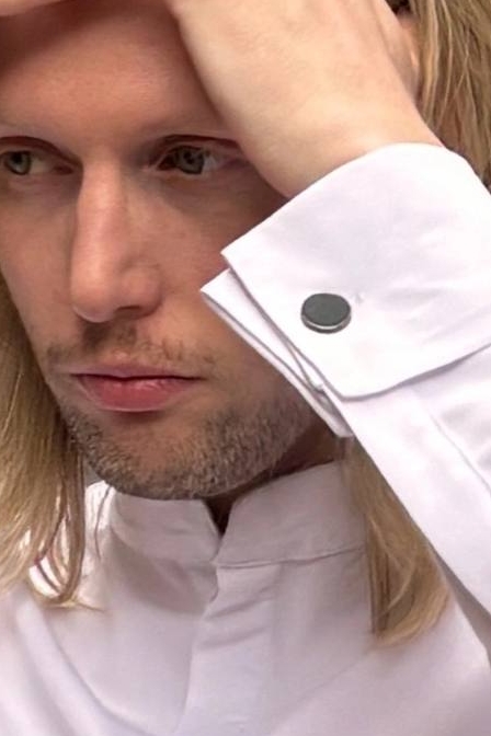 Рубашка белая с акцентными пуговицами черного цвета на манжетах под запонку