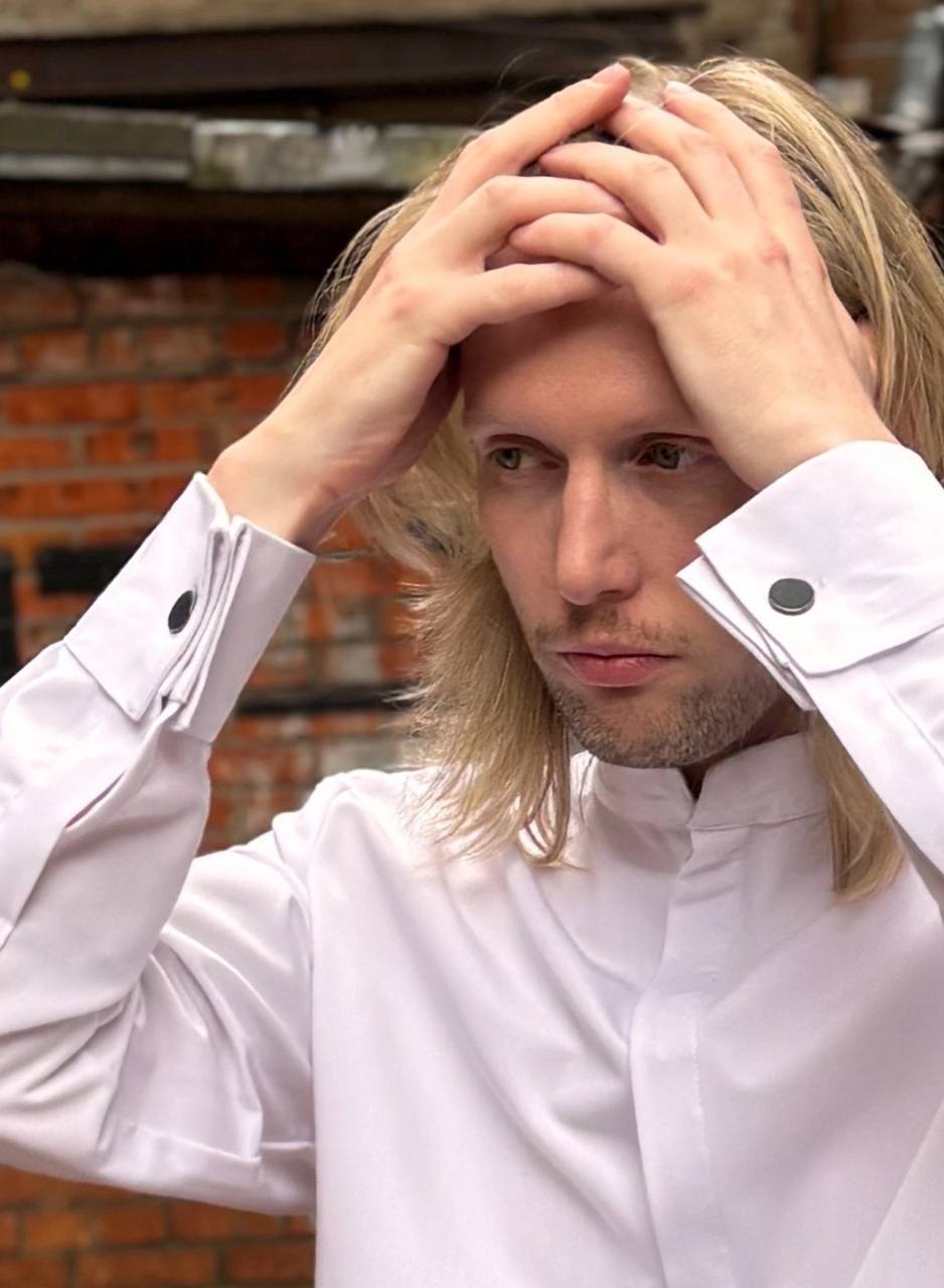 Рубашка белая с акцентными пуговицами черного цвета на манжетах под запонку