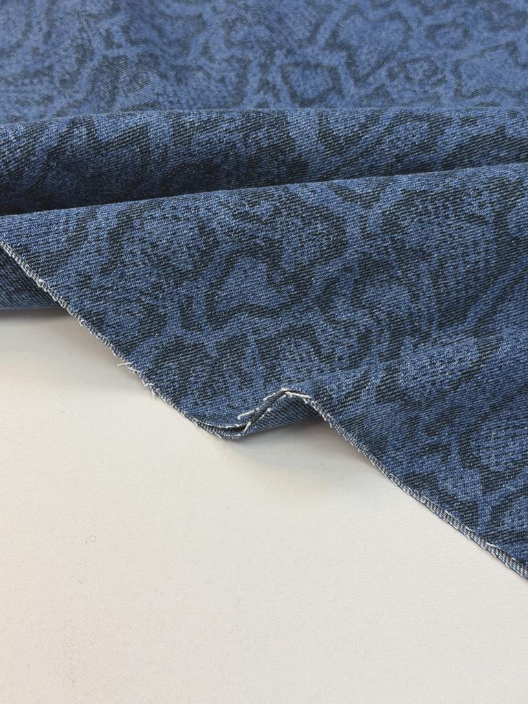 Деним стираный с принтом "Питон"