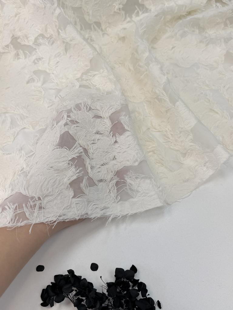 Маркизет с вышивкой из хлопка "Актриса"