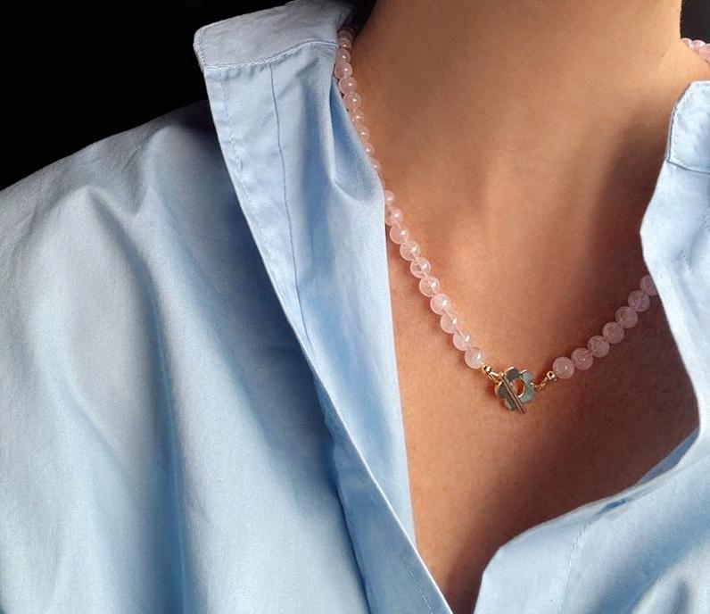 КОЛЬЕ ИЗ РОЗОВОГО КВАРЦА С ЦВЕТОЧКОМ