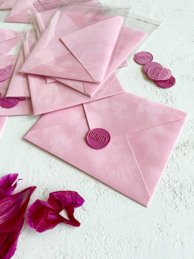 Нежно-розовые бархатные конверты