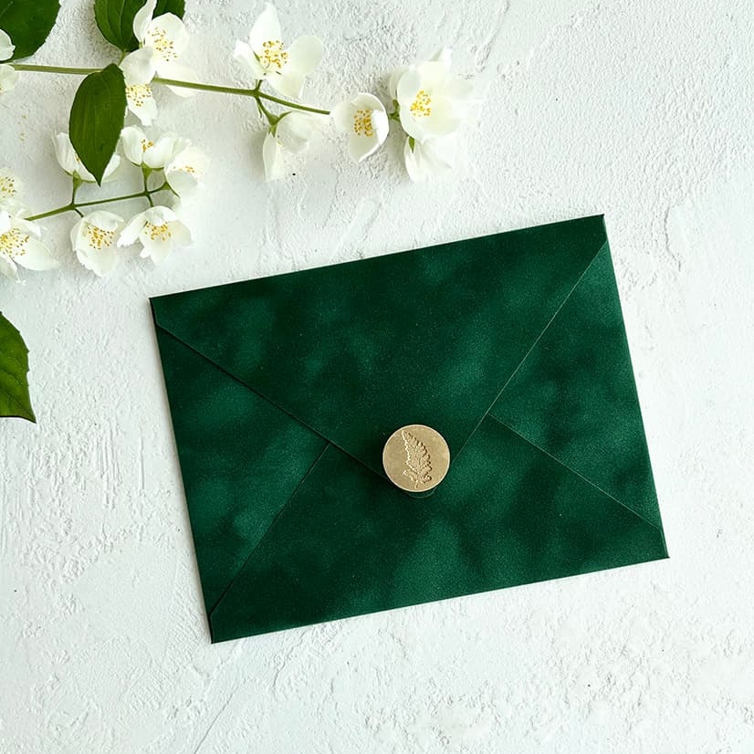 Темно-зеленые бархатные конверты на Новый год для сертификатов