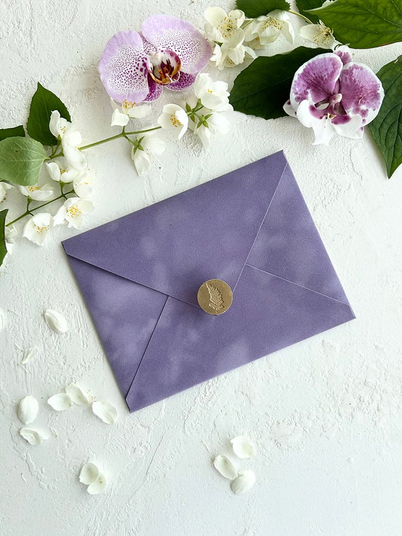 Бархатные конверты лавандового цвета