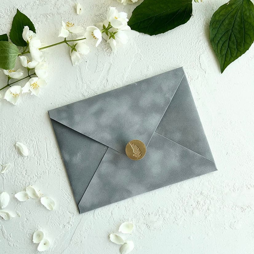 Серые бархатные конверты для сертификатов и открыток