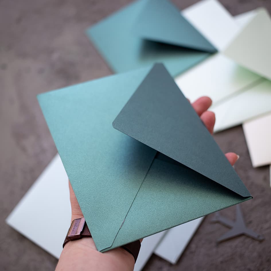 Перламутровые темно зеленые бумажные конверты