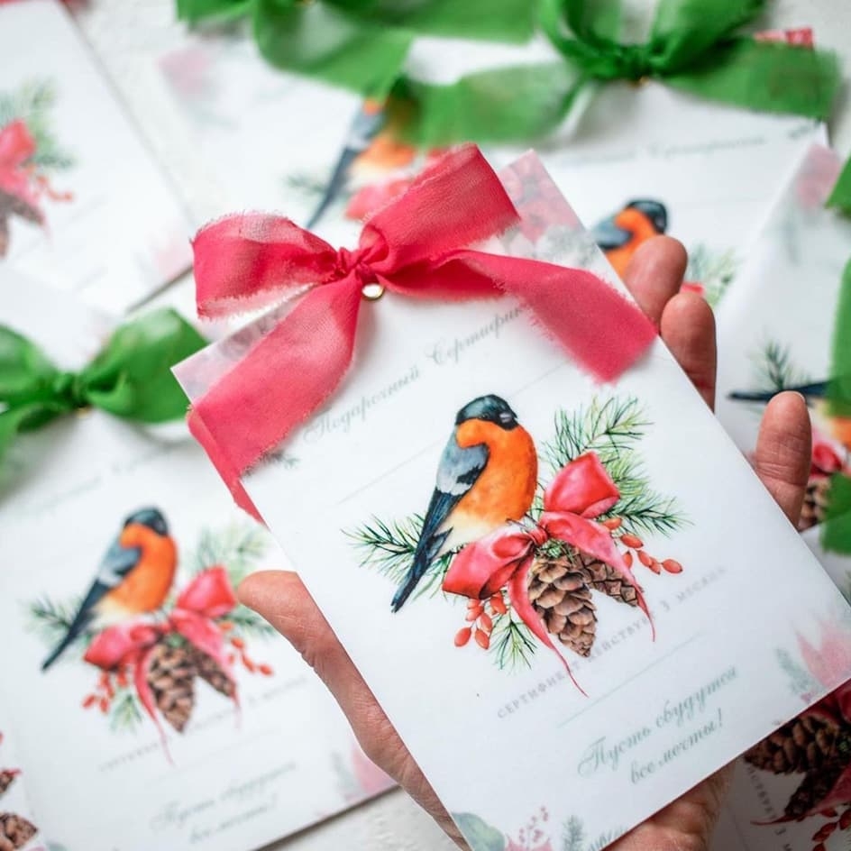 Новогодний сертификат с птицей и шишками