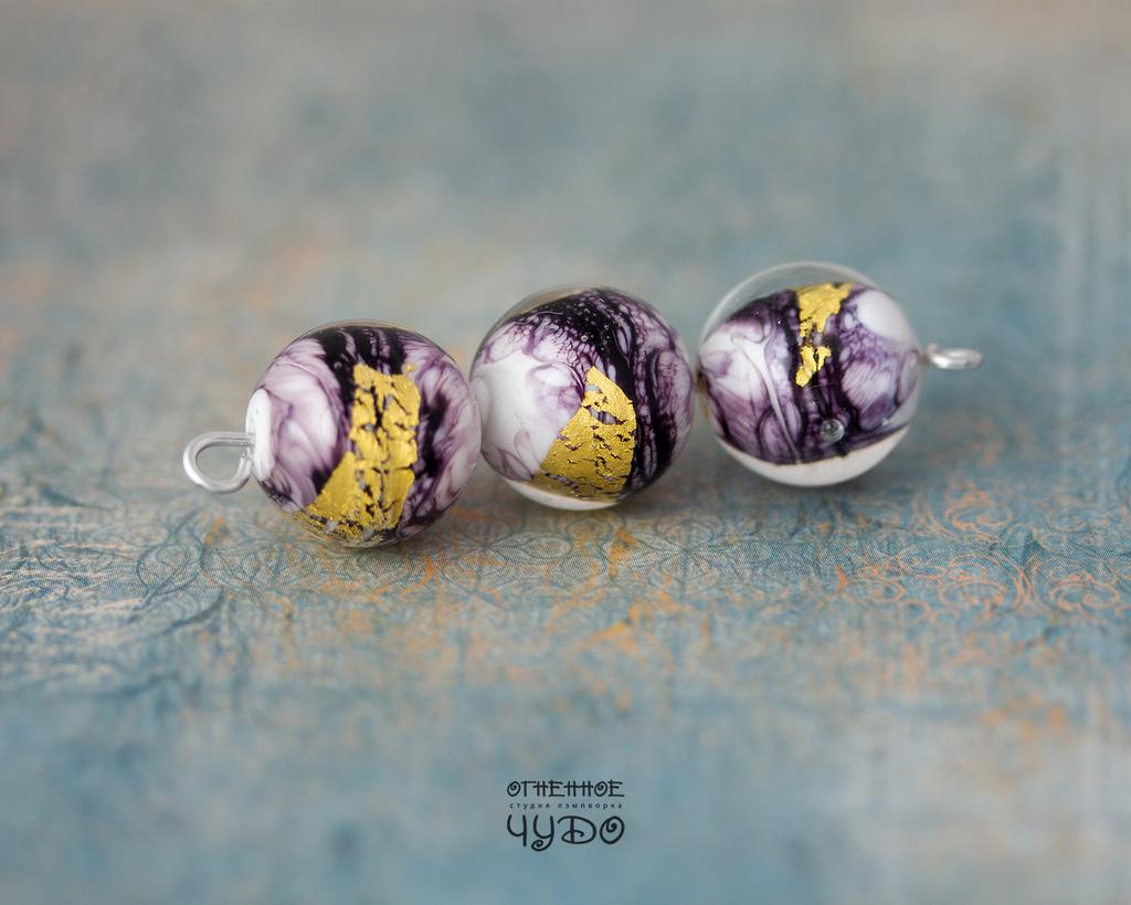 Бусины лэмпворк: «Графичные» с золотом