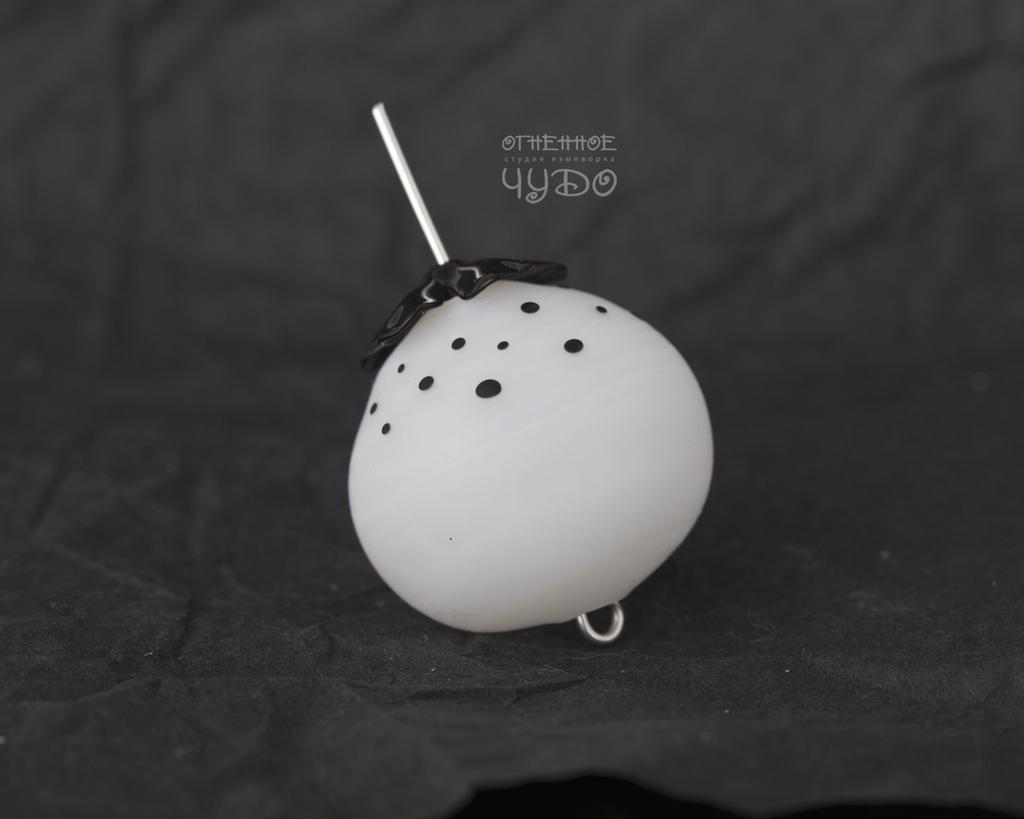 Бусины лэмпворк, крупная, полая, белая с точками