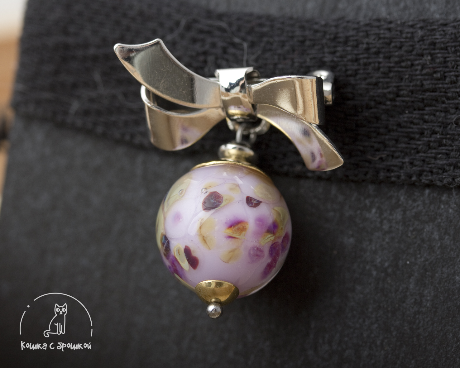 Брошка «Бант» с бусиной лэмпворк