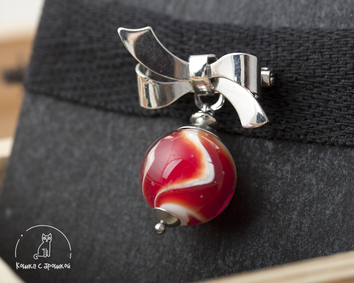 Брошка «Бант» с бусиной лэмпворк