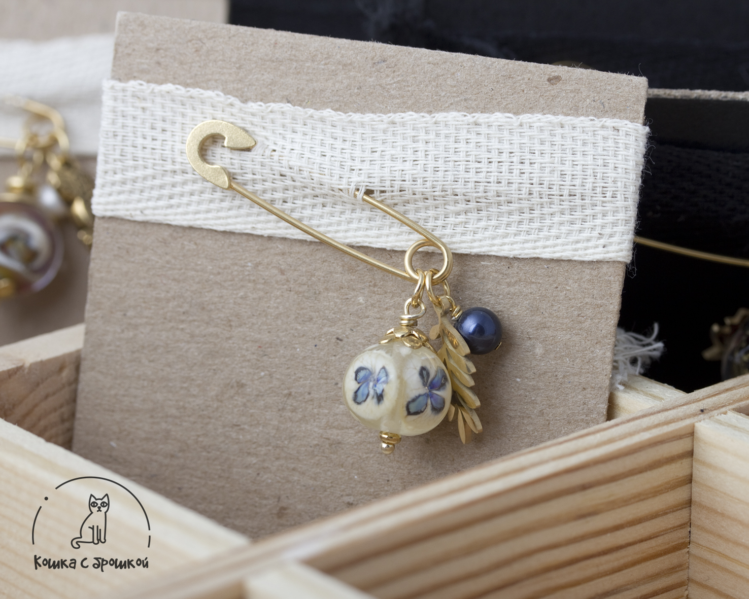 Брошка «Весна» с бусиной лэмпворк