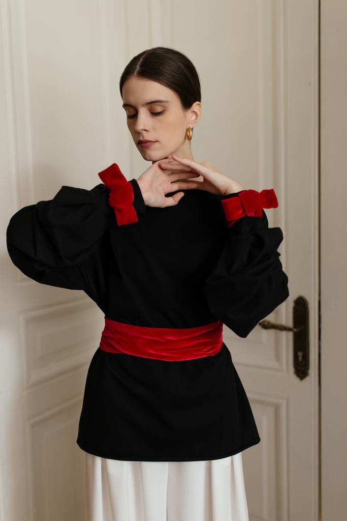 Черный свитшот с бантами