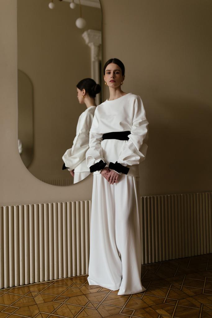 Белый свитшот с бантами